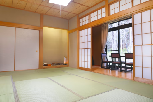 当館で1部屋のみの大きな和室です。ゆとりのあるユニットバスもお部屋の中に併設。緑が美しい自然庭園にそのまま出ることができます。