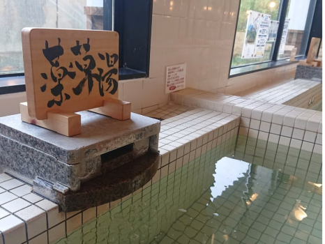 大浴場には3つの湯があります。薬草湯は、地元の薬草を使い、温度は低めですが、じんわりと温まります。