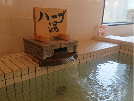 大浴場には3つの湯があります。ハーブ湯…地元のハーブを使い、温度は低めですが、じんわりと温まります。