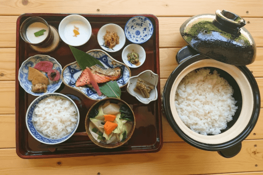 ある日の朝食土鍋ご飯と具沢山味噌汁、里山の季節の小鉢、手造り豆腐、手造りヨーグルト