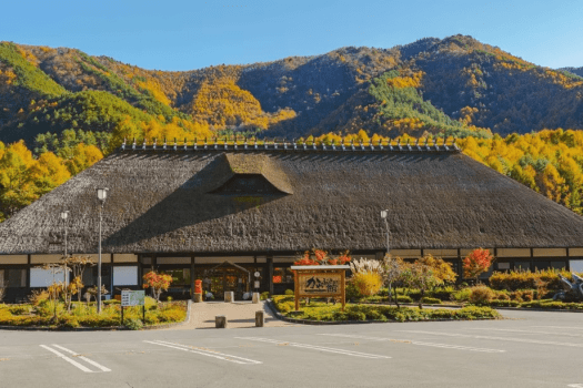 日本一大きなかやぶき屋根。日本昔話にタイムスリップしたような懐かしい風景が広がります。