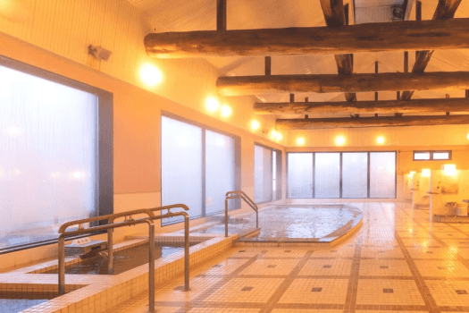 【大浴場】。男女風呂ともに太い梁が特徴の浴室には、3種の湯船とサウナをご用意しています。