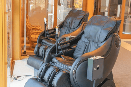 お休み処【長生の間】の『マッサージチェア』。入浴後に体をほぐし、さらにリラックスして頂けます。