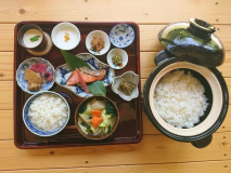 ある日の朝食土鍋ご飯と具沢山味噌汁、里山の季節の小鉢、手造り豆腐、手造りヨーグルト ある日の朝食土鍋ご飯と具沢山味噌汁、里山の季節の小鉢、手造り豆腐、手造りヨーグルト