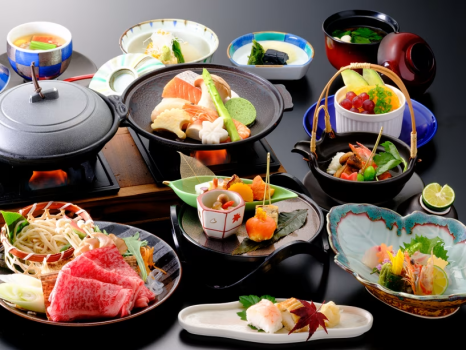 【もみじ会席】「国産牛すき鍋」と海鮮香草バター焼き、秋ならではの「松茸入り土瓶蒸し」など