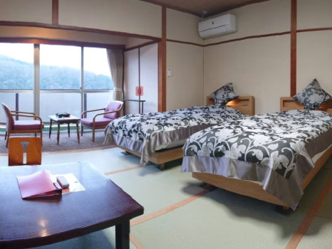 【和室ツイン】10畳タイプの和室にベッドを2台設置しております。