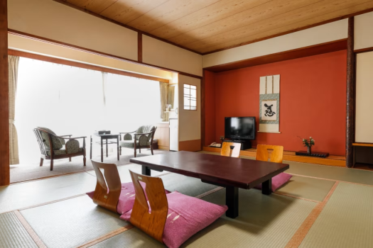 【和室10畳一例】大きな窓からは明るい陽ざしが入るお部屋です。