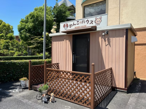 駐車場に「わんこハウス」を設営しております。冷暖房、モニターカメラを設置しております。
愛犬の様子をお手元のタブレットで様子を確認できます。1ゲージ3,300円（要予約）
