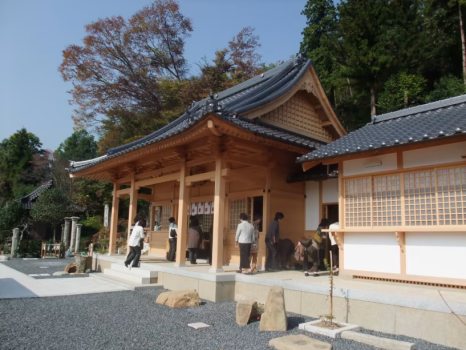 【湯神社】当館から歩いて3分。「大己貴命」「少名彦命」「大山祇命」「誉田別命」の4柱の神様を合祀している珍しい神社です。