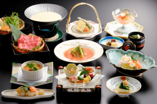 【山雅会席】（4/1～8/31）和牛の豆乳しゃぶ鍋や、魚介の和風ガスパチョなど。