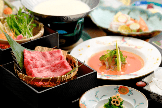 【山雅会席】（4/1～8/31）和牛の豆乳しゃぶ鍋や、魚介の和風ガスパチョなど。