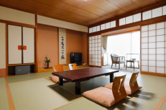 大きな窓から明るい陽ざしが差し込むお部屋です。 大きな窓から明るい陽ざしが差し込むお部屋です。