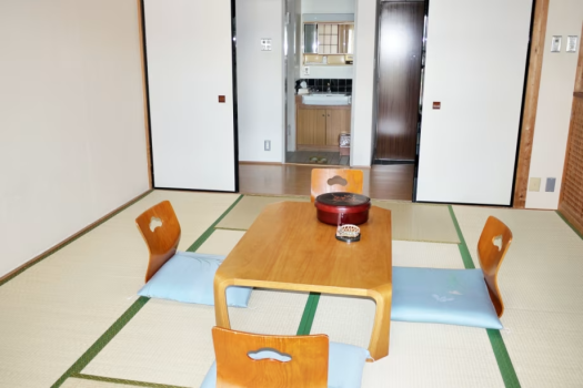 *【本館和室（トイレ・洗面付）】足をゆったり伸ばせる和室のお部屋。お風呂は大浴場をご利用下さい。