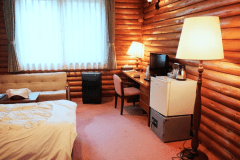 *【洋室ツイン（ユニットバス付）】コテージ内にある洋室と本館の洋室がございます。