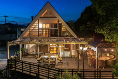 ウッドデッキ付きログハウス