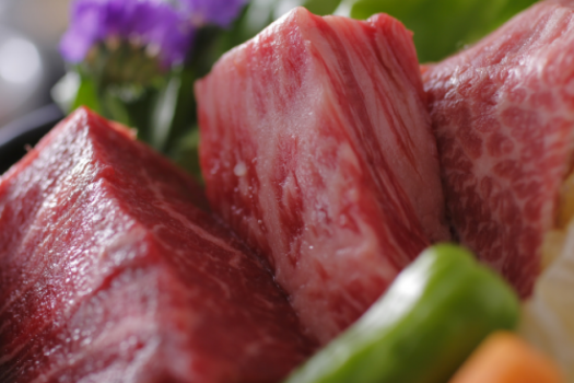 肉質がきめ細かくて柔らかいだけでなく、程よい霜降りが女性に人気の京都肉。
独自の芳醇な香りと、奥深い味わいが女性和牛ファンを虜にします。