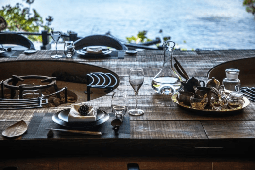 食の宝を味わう「然宿ル」
「然宿ル」では、「生命が育む宝食」をコンセプトに、丹後の旬の食材を最大限に活かした唯一無二の料理を提供します。城島別邸でしか味わえない、心と体に染みわたる美食体験をお楽しみください。