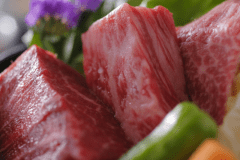 肉質がきめ細かくて柔らかいだけでなく、程よい霜降りが女性に人気の京都肉。
独自の芳醇な香りと、奥深い味わいが女性和牛ファンを虜にします。