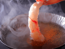 絹糸のような繊細な繊維が、蟹専用の特性出汁をいっぱいに含み、極上の豊潤な味わいをお約束いたします。