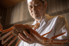 炭平では丁寧な品質管理の「手間ひま」をかけます。今や水産会社を超える8機の自社カニ専用水槽は、「本当に良いものを」目指す、料理人の強い想いがあります。