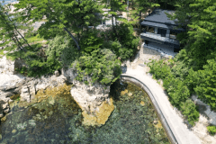 城嶋別邸は、日本海の絶景に抱かれた隠れ家。大自然に包まれた客室からは、息をのむような海の美しさが広がり、心ゆくまでご堪能いただけます。真の感動と気づきを再発見できる場所です。