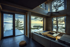 丹後の自然に抱かれる客室へ。窓外には手つかずの絶景が広がり、清らかな空気、鳥のさえずり、風の音が五感を癒します。喧騒を忘れ、心身ともに安らぐ贅沢な空間で、丹後の豊かな自然と一体となる特別な時間をお過ごしください。