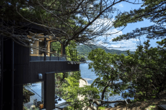 水平線に沈む夕陽や満天の星々など、時間とともに表情を変える海の絶景が眼下に広がり、訪れるたびに新たな感動を呼びます。日常を忘れ、非日常の贅沢な時間をお過ごしください。