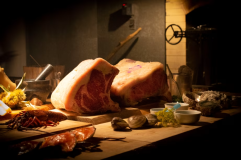 【直火熟成肉／HINOMORI】手島竜司シェフ監修　炎が生む豪快さと繊細さで地元食材を五感で愉しむ