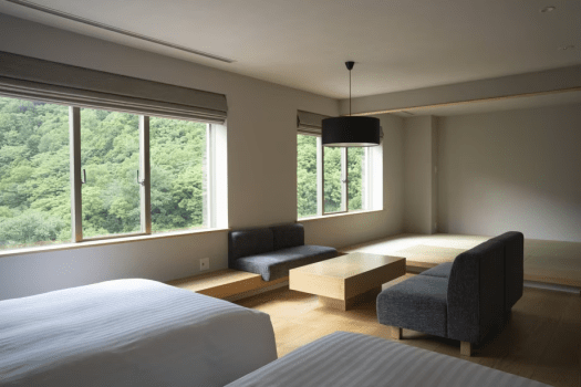 客室（ラグジュアリールーム43㎡/和洋室）高層階フロアです。【写真は一例】