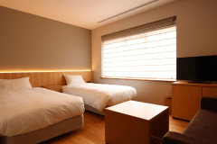 客室（スーペリアツインルーム23㎡/洋室）10階フロア(2023年4月客室リニューアル）です。【写真は一例】