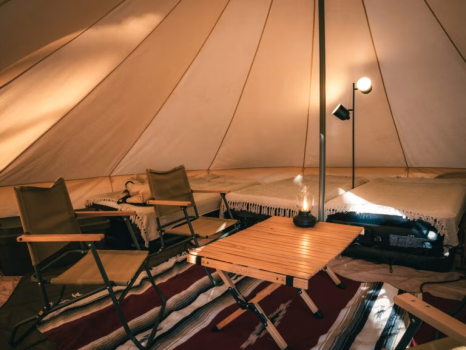 【グランピング】広々としたテントにベッドや家具が揃い、気軽にアウトドアを満喫できます。 【グランピング】広々としたテントにベッドや家具が揃い、気軽にアウトドアを満喫できます。