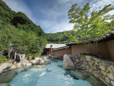 紅葉の湯　土塀露天風呂　新緑