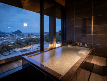 【特別室 縁】最上階 展望風呂付和洋室コーナースイート　浴槽に浸かりながら萩市街が望めます（ビューバス）