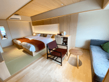 【上層階7階】和洋室（3名定員）7帖の畳の上にベッド2台、窓側フローリングにデイベッドを用意いたします