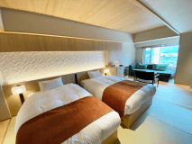 【上層階7階】和洋室（3名定員）7帖の畳の上にベッド2台、窓側フローリングにデイベッドを用意いたします