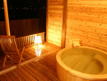 檜を使用したゆったりとした作りの貸切温泉です