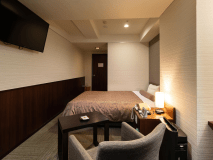 【ベッド派さんに♪】本丸３階・シングル（広さ：18.2平米）山側。Wi-Fi利用可能