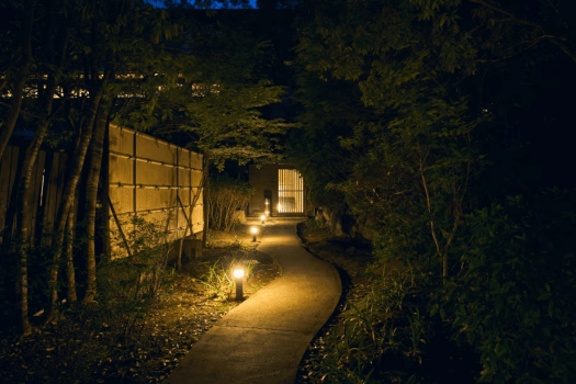 離れ客室への夜道