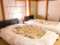 広々2間デラックスルーム　ベッド