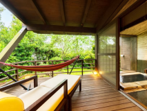 離れ洋風スイートのウッドデッキとハンモック