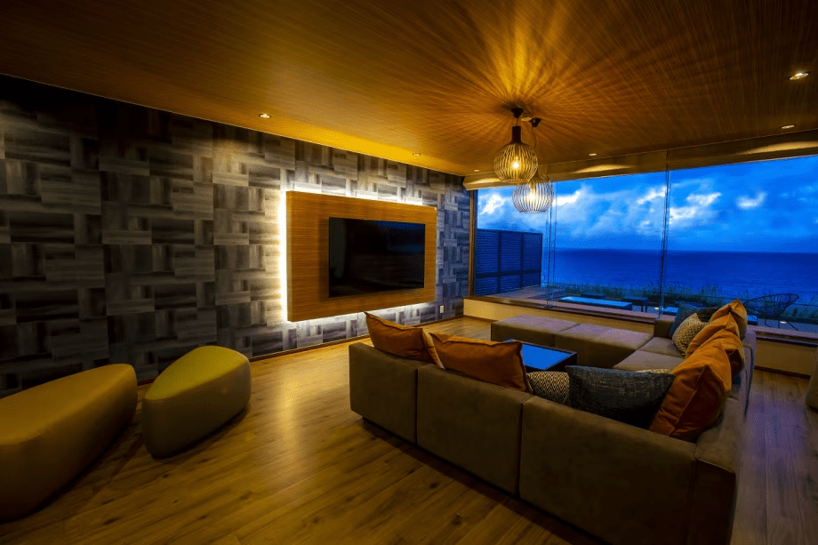 【リビング】大きな窓からは雄大な日本海の絶景を一望でき、のんびりした時間が過ぎていきます。