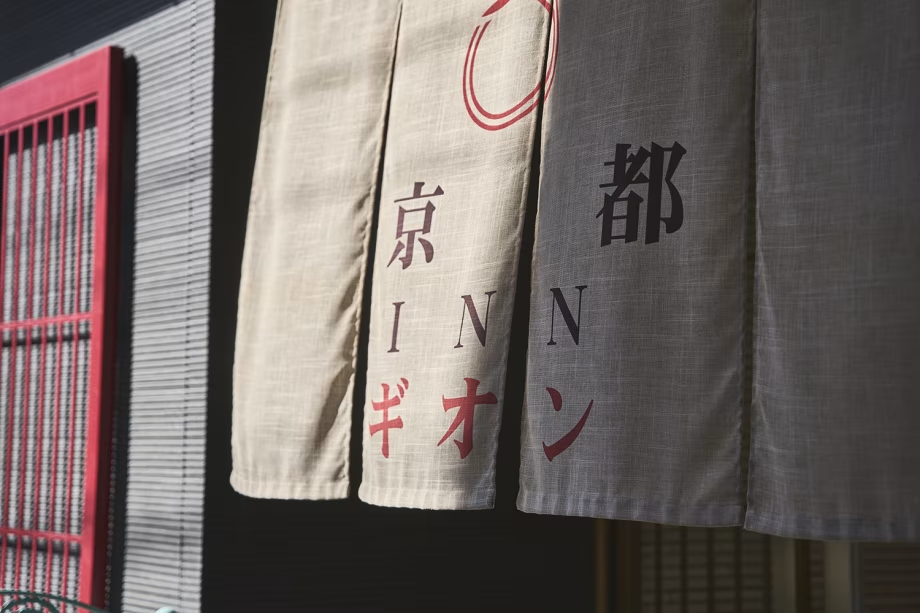 幸運を呼び寄せる「赤」を基調とした外観