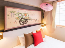 「和」をコンセプトにしたお部屋。和傘や屏風が設えております