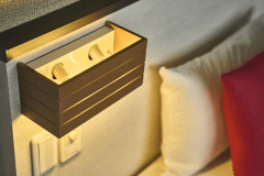 枕元のライトは個別スイッチになっており夜も快適です