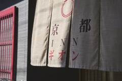 幸運を呼び寄せる「赤」を基調とした外観