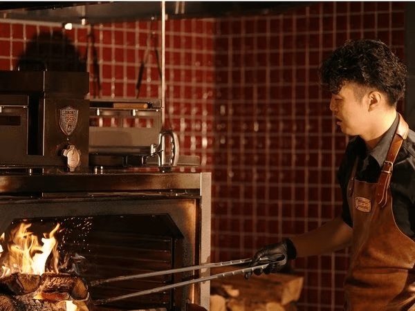 火を&ldquo;熱源&rdquo;ではなく&ldquo;表現&rdquo;に変える、唯一無二の調理。表面はカリッと香ばしく、中は驚くほどジューシーに仕上がる特別な火入れが可能です。ここでは、火はただ&ldquo;焼く&rdquo;ための道具ではありません。素材と対話し、旨みを引き出し、香りを乗せ、食べた人の五感を揺さぶる&ldquo;表現手段&rdquo;なのです。薪の爆ぜる音、立ちのぼる煙、そして焼き上がりの音までもが、THE BLESSの&ldquo;ごちそう&rdquo;です。