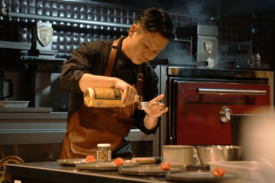 【レストランイメージ】THE BLESS Awajiの厨房は、ただ料理をつくるだけの空間ではありません。&ldquo;火と素材と感性が対話する&rdquo;静かな舞台。