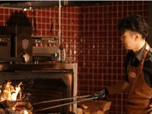 火を&ldquo;熱源&rdquo;ではなく&ldquo;表現&rdquo;に変える、唯一無二の調理。表面はカリッと香ばしく、中は驚くほどジューシーに仕上がる特別な火入れが可能です。ここでは、火はただ&ldquo;焼く&rdquo;ための道具ではありません。素材と対話し、旨みを引き出し、香りを乗せ、食べた人の五感を揺さぶる&ldquo;表現手段&rdquo;なのです。薪の爆ぜる音、立ちのぼる煙、そして焼き上がりの音までもが、THE BLESSの&ldquo;ごちそう&rdquo;です。