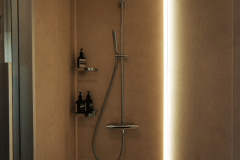 【客室シャワールーム】スタイリッシュな空間に、柔らかな灯りと上質なアメニティを揃えたシャワーブース。静かに心ほどけるバスタイムを。