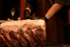 THE BLESSでは、料理は五感で楽しむエンターテインメント。立ち上る湯気、ナイフが入り、溢れ出す肉汁――すべてが、この瞬間だけの特別な演出です。炎の香り、シェフの技、そして素材の輝き。料理が完成する瞬間に立ち会う臨場感は、THE BLESSならではの贅沢な時間。